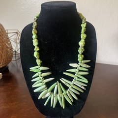 Vintage Native Hand Strung light green Howlite /Turquoise chunky stone necklace