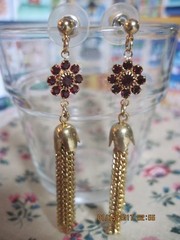 GOLD W/SWARVOSKI RUBY FLOWER & GOLD FRINGE STUD EARRINGS..106H