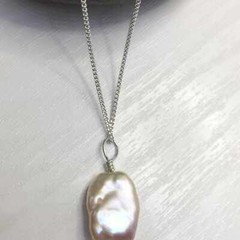 Handmade Baroque freshwater pearl petal Pearl pendant Quartz Choker Silver