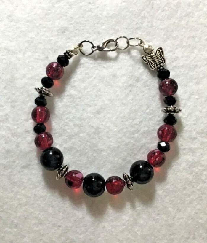Lovely Black & Red beaded bracelet w/ silver findings & silver clasp. Adjustable