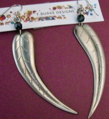 MADE IN USA BY T. BURKE DESIGNS «LONG LEAF DESIGN PIERCED EARRING IN SILVER TONE