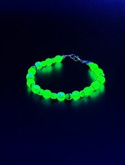 Uranium Czech swirled and green glass bead 10″ stretch bracelet. Great Glow!