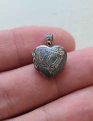 Antique 925 Sterling Silver Heart Pendant Photo Locket Beautiful Engraved Design