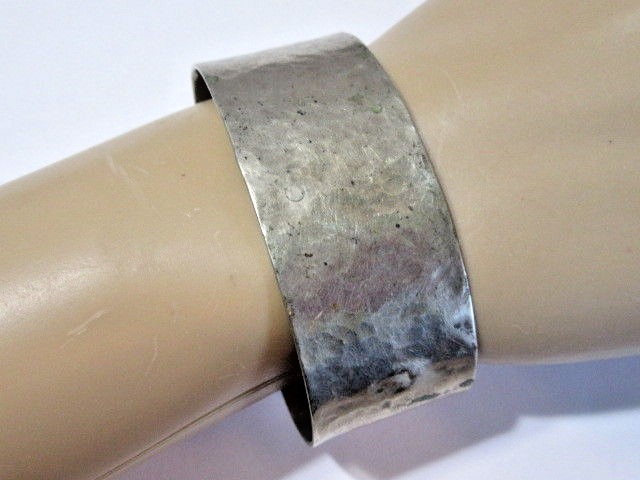WOMAN’S SIMPLE ARTISAN HANDCRAFTED HAMMERED SILVER TONE CUFF BRACELET