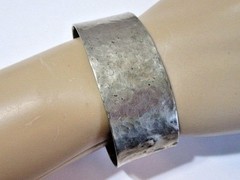 WOMAN’S SIMPLE ARTISAN HANDCRAFTED HAMMERED SILVER TONE CUFF BRACELET