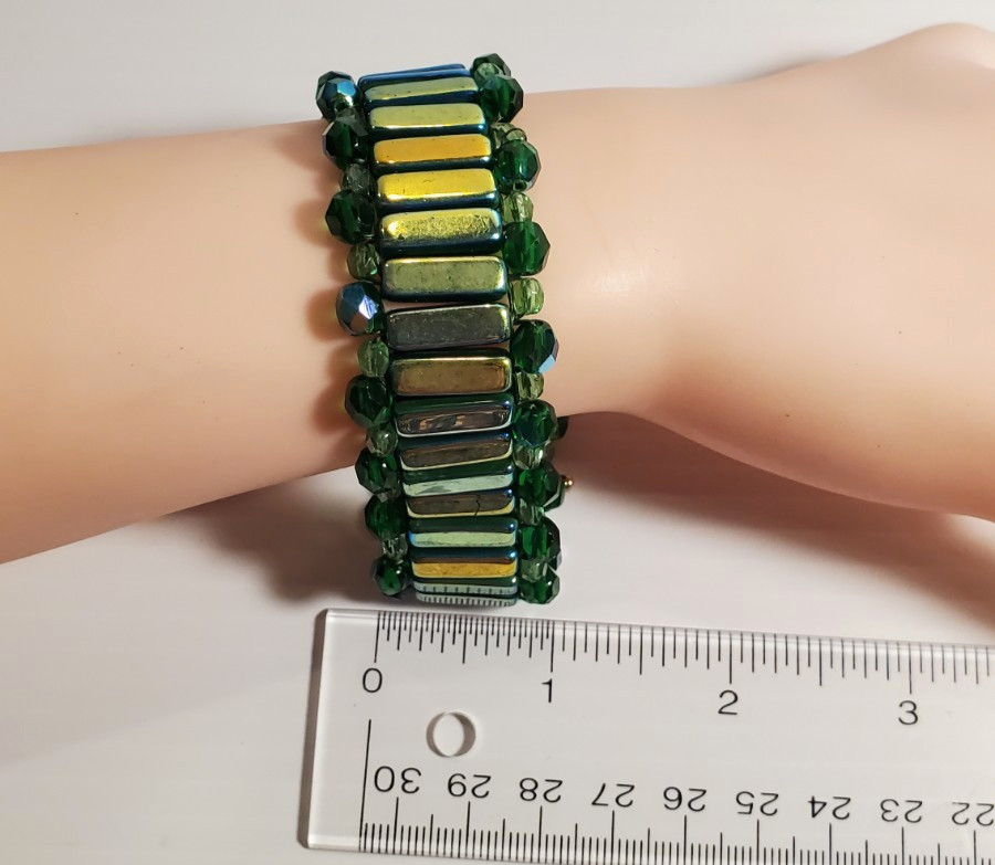 Handcrafted United States Green Art Glass Wide Bead Toggle Clasp 8.25″ Bracelet