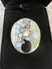 P. Buckley Moss Society 15th Ann 2002 Vase Pink Flowers Oval Pendant Brooch Pin
