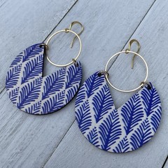 Min Favorit Wood Blue Leaf Pattern Pendant & Gold Pl Artisan Artisan Earrings
