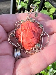 VINTAGE 14K YELLOW GOLD GENUINE CARVED CORAL & GREEN EMERALDS LION PENDANT ITALY