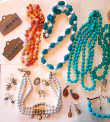 LOT COSTUME JEWELRY 1.5 lbs over 35 pieces #04