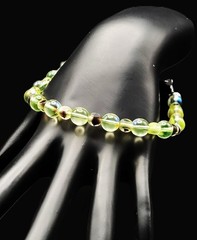 Uranium Czech swirled and green glass bead 10″ stretch bracelet. Great Glow!