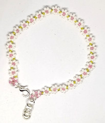 6 1/2-inch Pear White Daisy Bracelet. Handmade by Gabriela H
