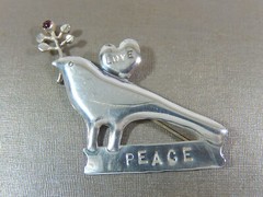 DESIGNER PEGGY JOHNSON STERLING SILVER 2003 PEACE DOVE W GARNET BROOCH PIN USA