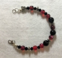 Lovely Black & Red beaded bracelet w/ silver findings & silver clasp. Adjustable