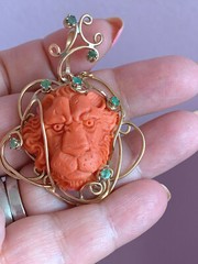 VINTAGE 14K YELLOW GOLD GENUINE CARVED CORAL & GREEN EMERALDS LION PENDANT ITALY