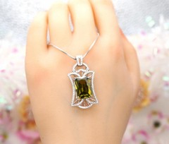 9 CT Large Peridot Necklace – Gemstone Royal Flower Pendant – 18kgp @ Sterling