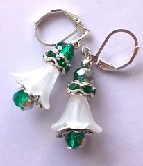 WHITE acrylic FLOWER MALACHITE GREEN Crystal earring SP LEVER BACK #ACTA