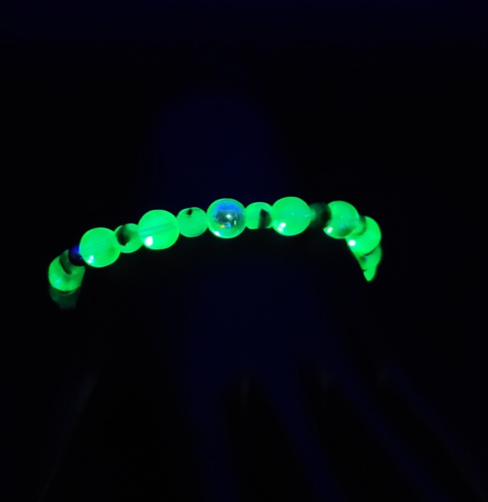 Uranium Czech swirled and green glass bead 10″ stretch bracelet. Great Glow!