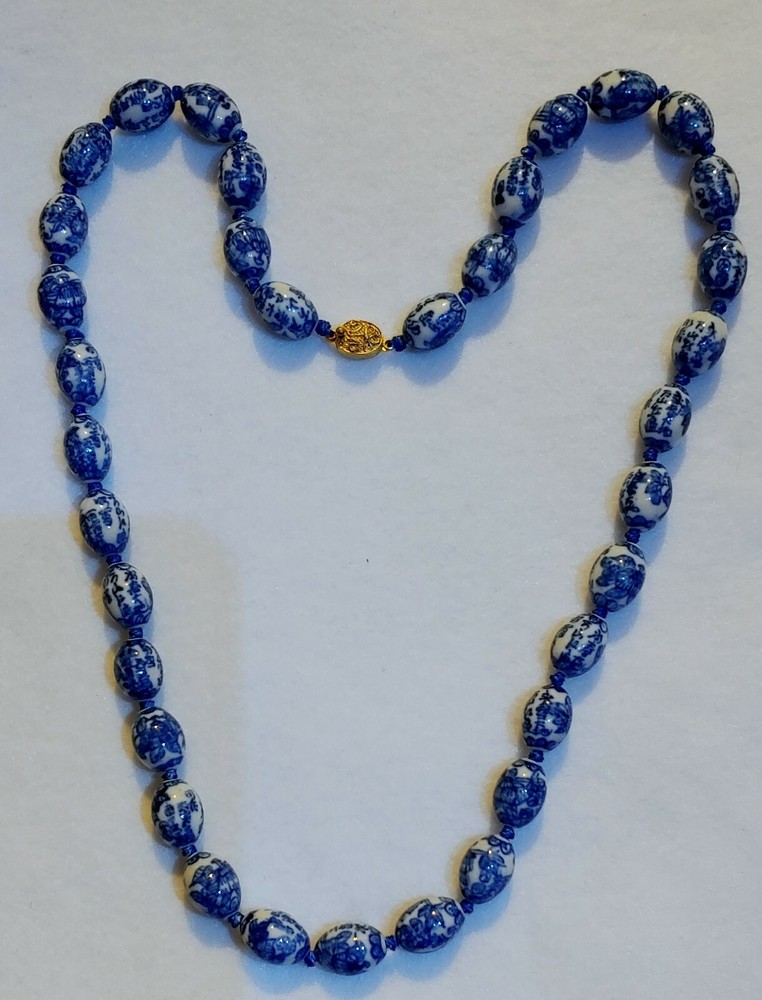 VINTAGE HAND KNOTTED ( ART GLASS ) BEADED NECKLACE ( 1/2 in DIA BEADS ) 28″