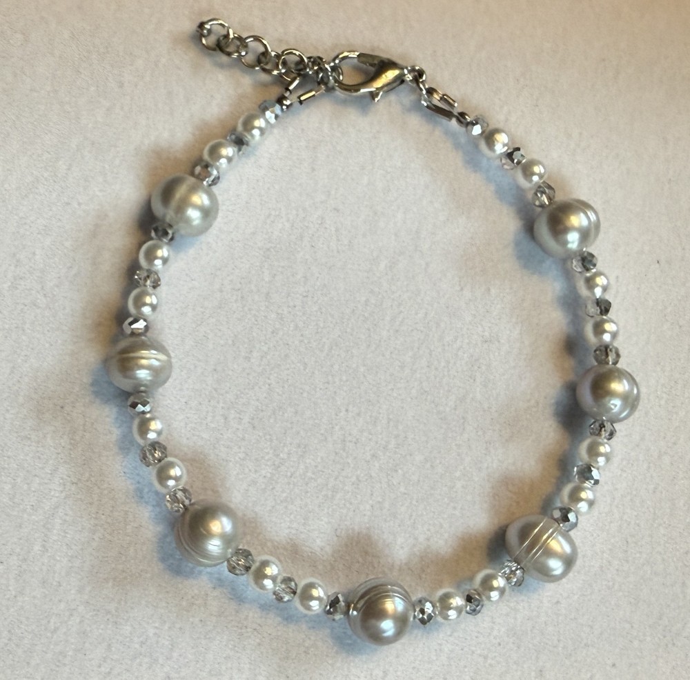 Gray & White Pearl Bracelet accented with gray iridescent rondelle beads