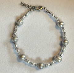 Gray & White Pearl Bracelet accented with gray iridescent rondelle beads