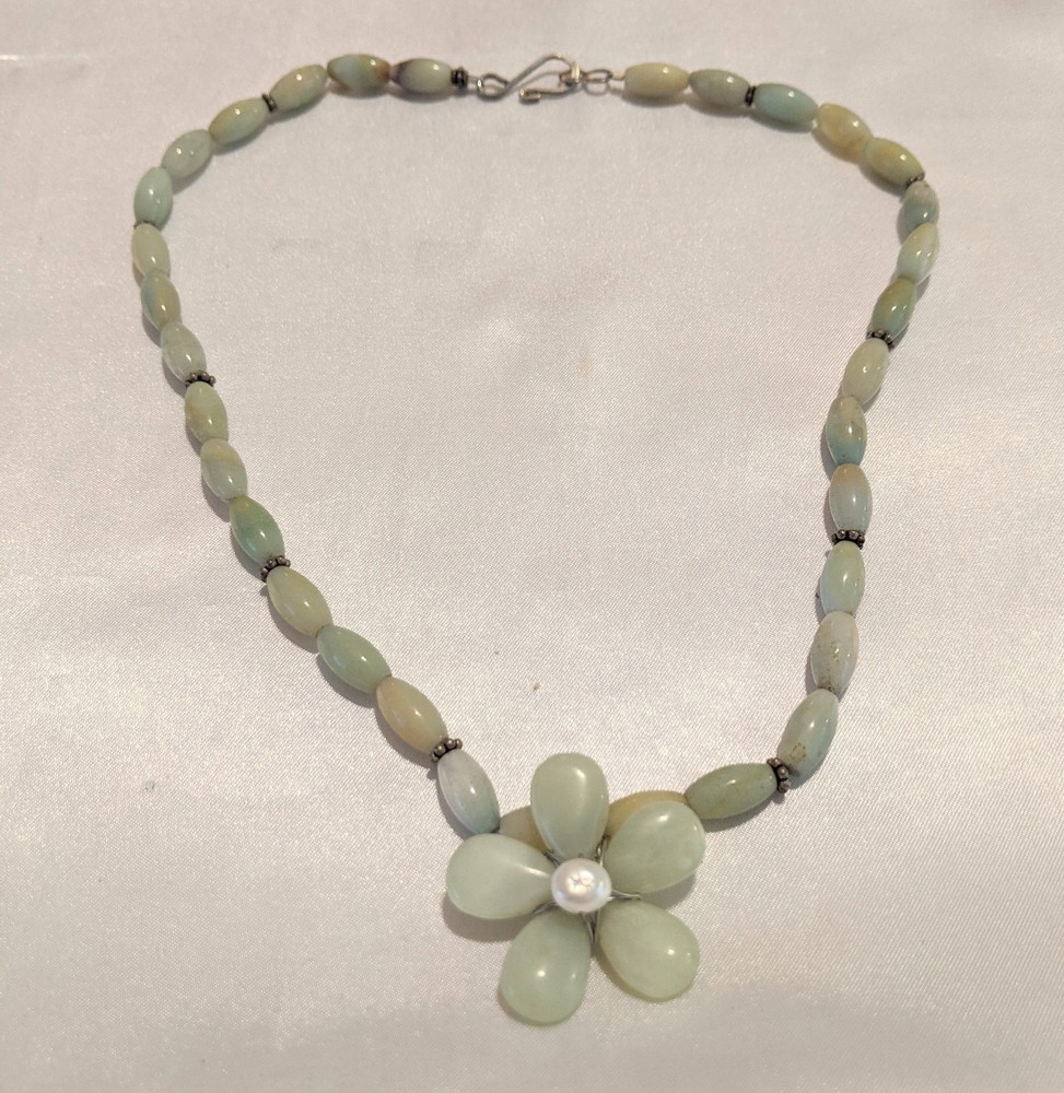 Vintage Artisan Green Aventurine Stone Flower Necklace 16″ White Pearl Accent