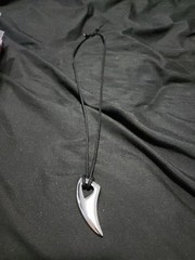 Jeulia Shark Tooth Pendant Titanium Steel Men’s Necklace (Wax Rope)