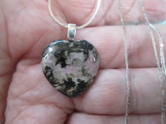 Agate PUFFY HEART Pendant 24″ 18K White Gold Plated Cobra Chain – / Y