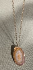 VTG 70s Natural Stone Agate Geode Pendant Necklace 18” Gold/bronze Tone Chain
