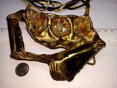 VINTAGE BRASS BRUTALIST MODERNIST HAND MADE BIB NECKLACE 26″,3 1/4 X 4 1/2″ BIB