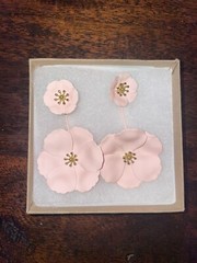 VTG FLOWER EARRINGS Pierced Dangle Drop Posts Pink & Gold Resin Flowers