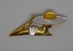 ART DECO STYLE LUCITE GLAMOUR AGE WOMAN IN HAT BROOCH PIN LARGE 3.5″