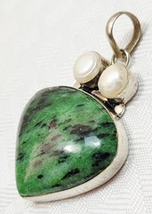 Handmade Approx. 3 Ct Heart Shaped Green Zoisite & (2) 9 mm Pearls Pendant