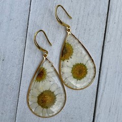 Min Favorit Pressed Daisy Flower In Epoxy Pendant & Gold Artisan Drop Earrings