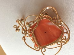 VINTAGE 14K YELLOW GOLD GENUINE CARVED CORAL & GREEN EMERALDS LION PENDANT ITALY
