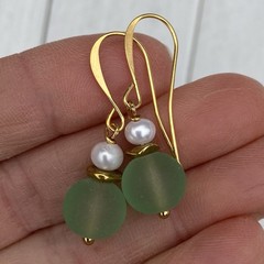 Min Favorit Sea Green Sea Glass, White Button Pearl & Gold Pl Drop Earrings