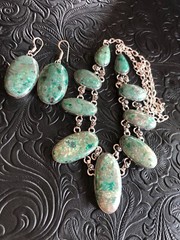 Artisan Southwest Green Pebble Chrysocolla Cluster 18-22″ Necklace w/ Earrings