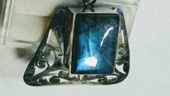LIVELY NATURAL LABRADORITE IN STERLING SILVER DESIGNER FLORAL EMBOSSED PENDANT!