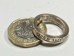 Vintage Britain Ring British United Kingdom One Pound Bi-Metallic Outside Coin