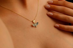 Golden Hive 14K Bee Necklace – Dazzling Elegance with Nature’s Charm