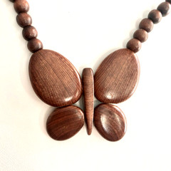 VTG Hand Crafted Wood BUTTERFLY BEAD NECKLACE ~ 18″ MOD Retro 1970s Red Brown