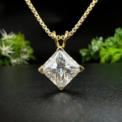 Lovely 9.00 Ct Certified White Diamond Pendant, Tariffs FREE & matching Studs.