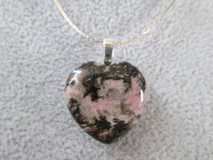 Agate PUFFY HEART Pendant 24″ 18K White Gold Plated Cobra Chain – / Y