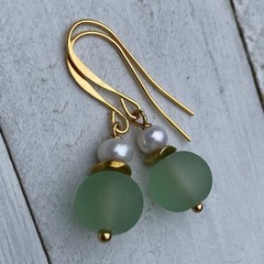 Min Favorit Sea Green Sea Glass, White Button Pearl & Gold Pl Drop Earrings