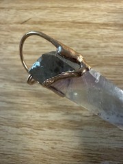 VINTAGE HANDCRAFTED NATURAL CRYSTAL STONE POINT PENDANT WITH GOLD ACCENTS
