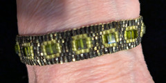 Handcrafted Green Seed Beaded with Magnetic Closure Bracelet-small 6″