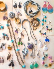 LOT COSTUME JEWELRY 1.5 lbs over 35 pieces #04