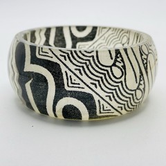 Vtg. Black & White Geometric Fabric in Lucite Wide Bangle Bracelet Mod 7.5