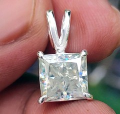 Lovely 4.00 Ct Certified White Diamond Pendant, Tariffs FREE & matching Studs.