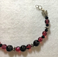 Lovely Black & Red beaded bracelet w/ silver findings & silver clasp. Adjustable